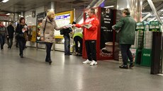 B�ezin�ve�tí fotbalisté rozdávají deník Metro ve stanici Ládví.