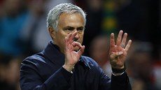 OMLOUVÁM SE  Gesto trenéra José Mourinha smrem k fanoukm Manchesteru United....