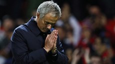 PROMITE  Gesto trenéra José Mourinha smrem k fanoukm Manchesteru United....