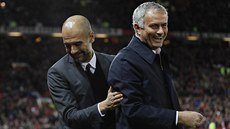 KÁMOI Josep Guardiola (vlevo), trenér Manchesteru City, se ped zápasem...