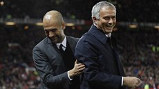 Trenéi José Mourinho (vlevo) a Pep Guardiola (vpravo) bhem vzájemného utkání v anglické Premier League.