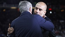 Josep Guardiola (vpravo), trenér Manchesteru City, se ped zápasem Ligového...