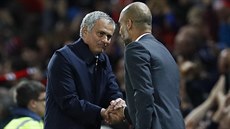 GRATULUJU BRÁCHO José Mourinho (vlevo), trenér Manchesteru United, po zápase...