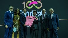 PREZENTACE DRESU. Vincenzo Nibali (t�etí zleva) p�edstavil na prezentaci trasy...