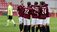 Fotbalisté Sparty se radují z gólu v zápase 12. kola proti Píbrami.