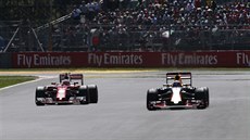 Kimi Räikkönen (vlevo) s Danielem Ricciardem bhem kvalifikace na Velkou cenu...