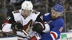 Martin Hanzal (vlevo) z Arizony v souboji s Kevinem Kleinem New York Rangers.