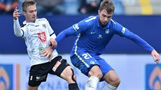 Hradecký fotbalista Adam Vlkanova (vlevo) brání Nikolaje Komli�enka ze Slovanu...