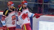 Hradecký hokejista Tomáš Bulík (vlevo) se raduje z gólu se spoluhráčem Martinem...