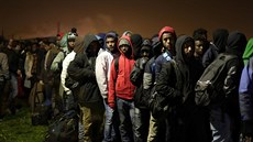 Migranti v uprchlickém táboře v Calais čekají na evakuaci do jiných ubytovacích...