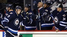 Patrik Laine slaví se spoluhrái z Winnipegu svj gól.