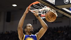 Kevin Durant z Golden State smeuje do koe LA Lakers.