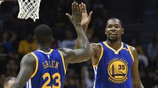 Draymond Green a Kevin Durant z Golden State se radují z úspné akce.