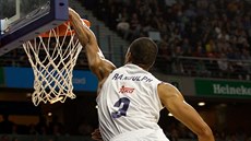 Anthony Randolph z Realu Madrid sme�uje do ko�e Estudiantes Madrid a zárove�...