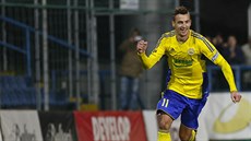 Zlínský fotbalista Vukadin Vukadinovič slaví gól.