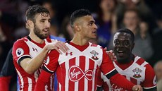 Sofiane Boufal (uprosted) ze Southamptonu slaví se spoluhrái Samem McQueenem...