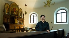 P�edsedkyn� Spolku p�átel Osta�ova Pavla Haidlová v kostele svatého Vojt�cha.