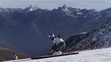 Francouzský lya Alexis Pinturault na trati obího slalomu v Söldenu