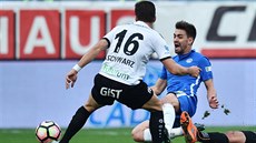 David Hovorka (vpravo) ze Slovanu Liberec a Petr Schwarz z Hradce Králové v...