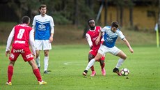 Momentka z druholigového duelu mezi Táborskem (modrobílá) a Pardubicemi