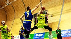 Zden�k Nehyba (vpravo) z MMCITÉ Brno v souboji s Filipem �mídem z Ústí nad...