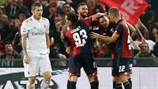 Fotbalisté Janova slaví gól, do vlastní sít� se trefil Juraj Kucka z AC Milán...