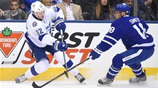 Obránce Tampy Andrej �ustr (vlevo) pálí, st�elu mu tou�il zblokovat Ben Smith z...