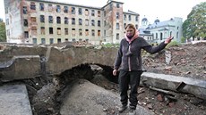 Archeolo�ka Jana Brhelová u výkop� v okolí krnovského kostela svatého Ducha.