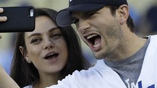 Mila Kunisová a Ashton Kutcher (Los Angeles, 19. íjna 2016)