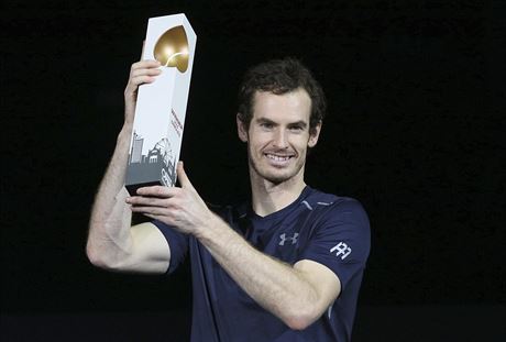 Andy Murray s trofej pro vtze turnaje Erste Bank Open.