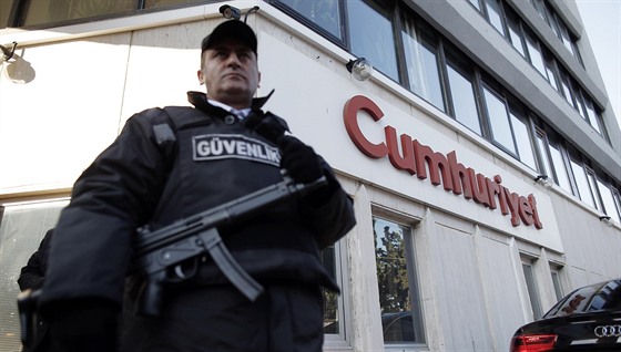 Písluník security hlídkuje u sídla opoziního listu Cumhuriyet poté, co...