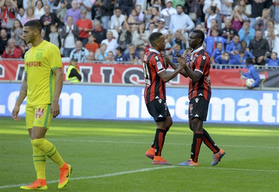 Fotbalisté Nice Mario Balotelli (vpravo) a Alassane Plea (vlevo) slaví gól v...