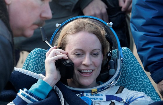 Americká kosmonautka Kathleen Rubinsová po návratu z ISS v kazašské stepi (30....