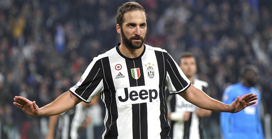 RESPEKT NEAPOLI Gonzalo Higuaín z Juventusu vstelil vítzný gól proti svému...