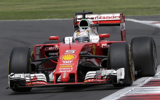 Sebastian Vettel na trati během Velké ceny Mexika.