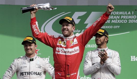 Sebastian Vettel slaví tetí místo ve Velké cen Mexika. Za ním se usmívá druhý...