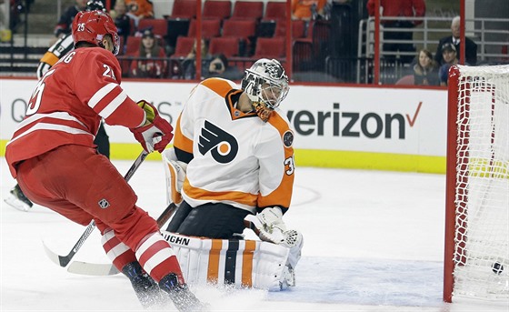 Michal Neuvirth z Philadelphie inkasuje z hole Viktora Stalberga z Caroliny.