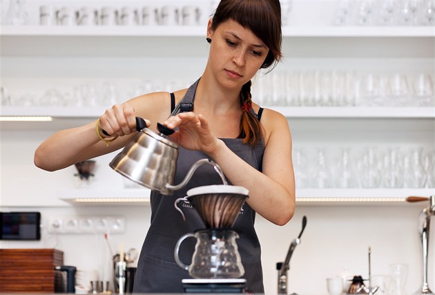 Dobrá káva nemusí být jen z espresovače. Snímek z kavárny Místo.