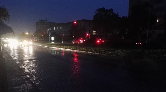 Proč v 7: 15 zhasne veřejné osvětlení v části Počernické ulice, když je venku...