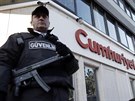 Písluník security hlídkuje u sídla opoziního listu Cumhuriyet poté, co...