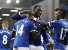 Útoník Evertonu Romelu Lukaku (uprosted) slaví se spoluhrái gól v ligovém...