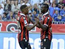 Fotbalisté Nice Mario Balotelli (vpravo) a Alassane Plea (vlevo) slaví gól v...