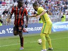 Útoník Nice Mario Balotelli pihrává v domácím utkání s Nantes na spoluhráe...