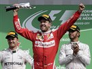 Sebastian Vettel slaví tetí místo ve Velké cen Mexika. Za ním se usmívá druhý...