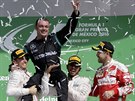 PODIOVÉ OSLAVY. Lewis Hamilton drí s Nikem Rosbergem technického editele...