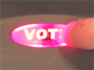 Tlaítko VOTE (nebo dotykové tlaítko vpravo dole) k potvrzení hlasovacího...