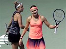 Lucie afáová (vpravo) a Bethanie Matteková-Sandsová ve finále tyhry na...