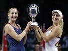 Ruské tenistky Jelena Vesninová (vlevo) a Jekatrina Makarovová  s trofejí pro...