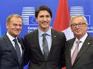 Prezident EU Donald Tusk (vlevo) Kanadský premiér Justin Trudeau  a éf...