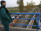 Vodohospod�� Petr Urban u zatrubn�n� ��sti �eky B�liny vedouc� po Erv�nick�m...